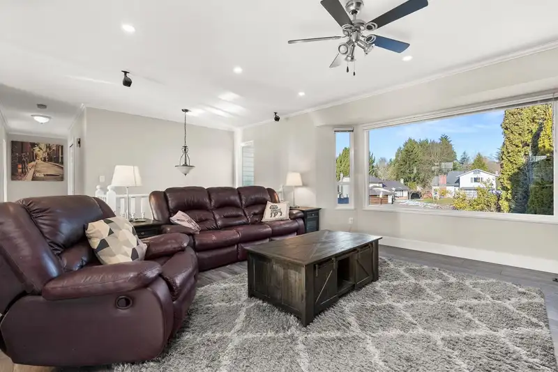 15364 85A AVENUE - photo 4 of 40