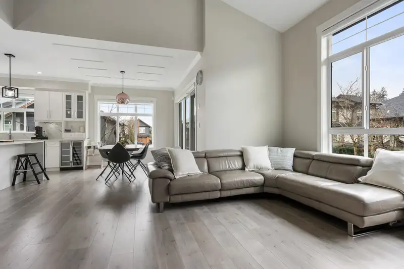 90 17033 FRASER HIGHWAY - photo 3 of 31