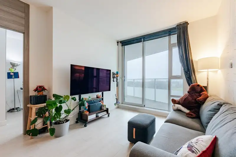 1803 9887 WHALLEY BOULEVARD - photo 4 of 29