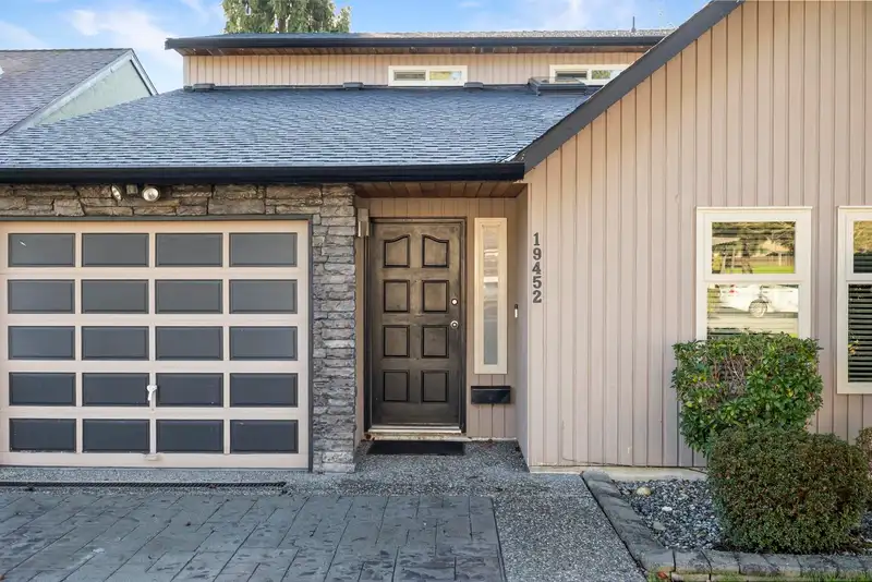 19452 61 AVENUE - photo 4 of 37