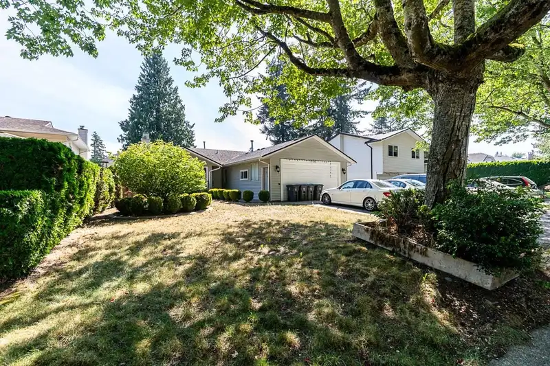 13032 61 AVENUE - photo 2 of 27