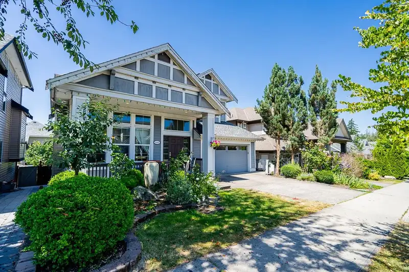 6085 164 STREET - photo 4 of 37