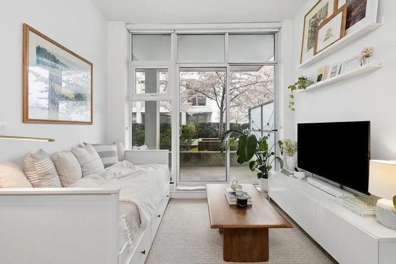 328 2220 KINGSWAY STREET - photo 1 of 20