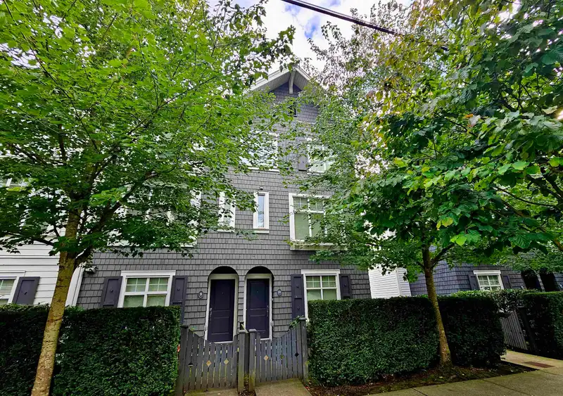 9 15152 91 AVENUE - photo 1 of 19