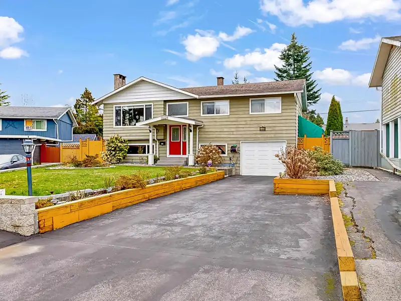 11028 SWAN CRESCENT - photo 2 of 40
