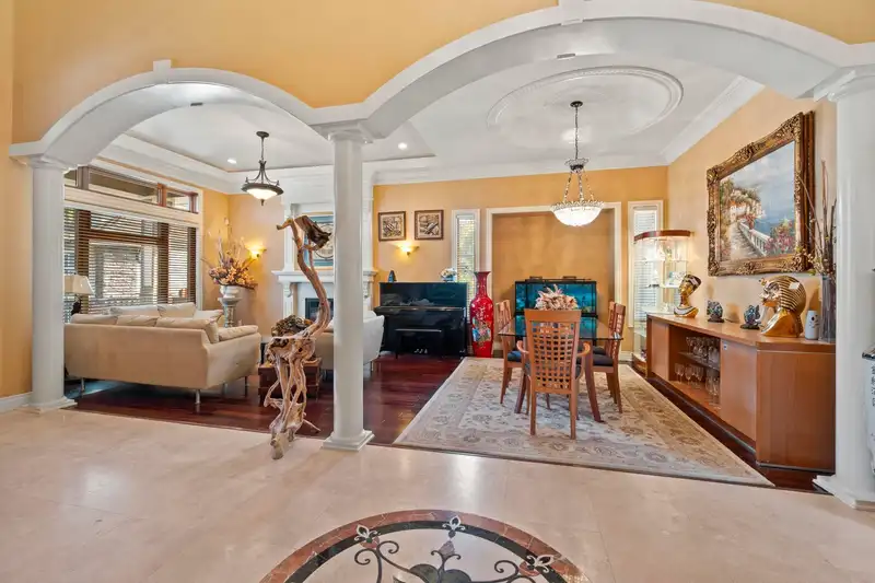 16308 91A AVENUE - photo 4 of 39