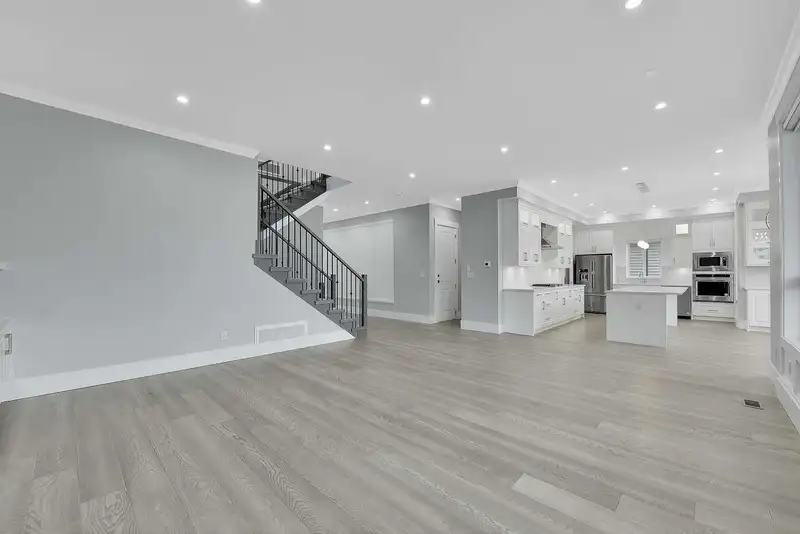 14293 61B AVENUE - photo 4 of 40
