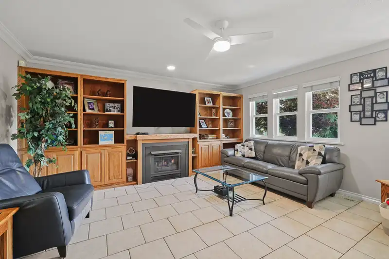 14860 82A AVENUE - photo 4 of 39