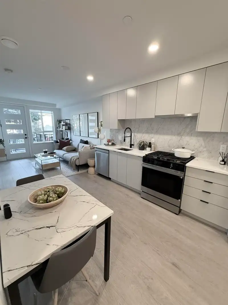 502 13258 105 AVENUE - photo 1 of 24