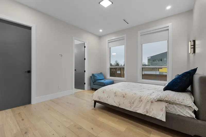 6122 152A STREET - photo 4 of 25