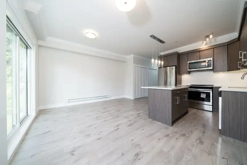 408 13799 101 AVENUE - photo 3 of 11
