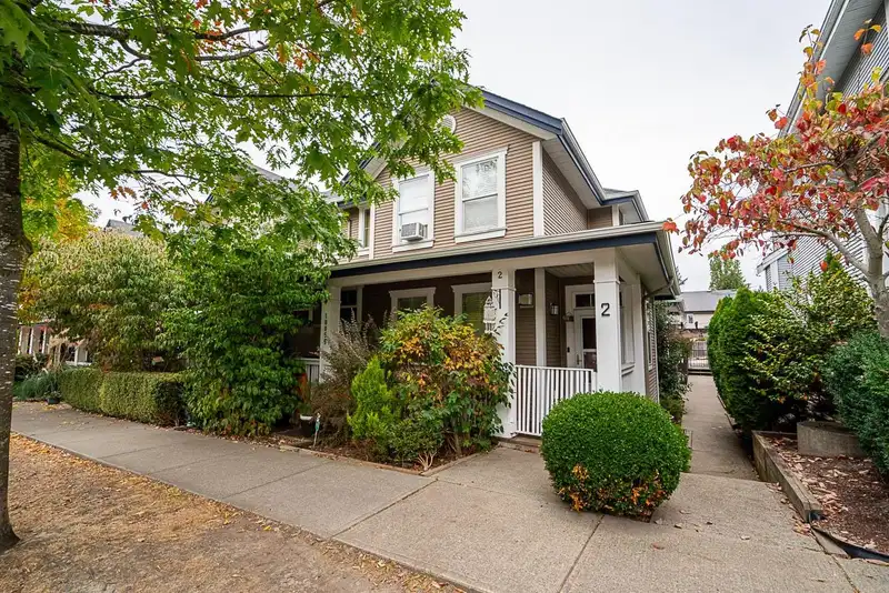 4 18055 70TH AVENUE - photo 4 of 25