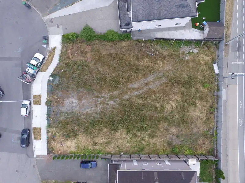 6210 175B STREET - photo 3 of 5