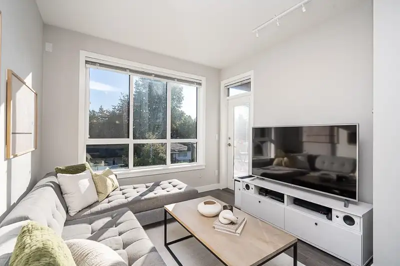 405 15388 105 AVENUE - photo 3 of 25