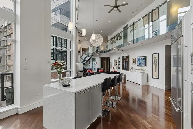 401 988 RICHARDS STREET - photo 4 of 25