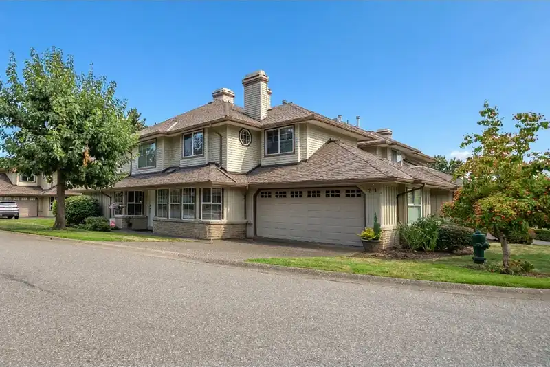 21 15860 82 AVENUE - photo 1 of 22