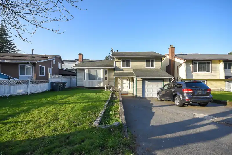 13213 64A AVENUE - photo 4 of 39