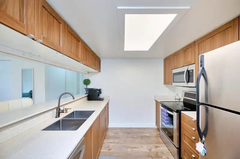 705 10523 UNIVERSITY DRIVE - photo 3 of 22