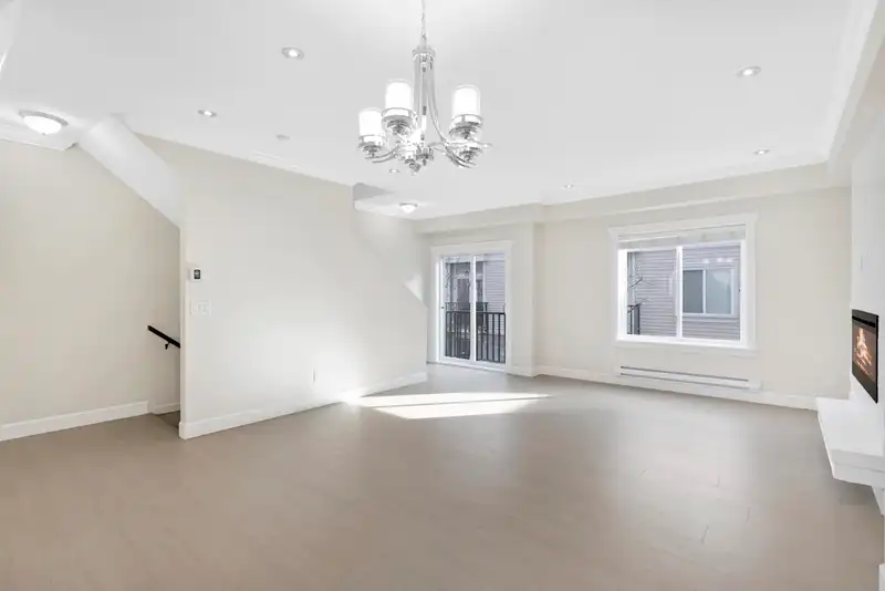 6 14338 103 AVENUE - photo 3 of 40