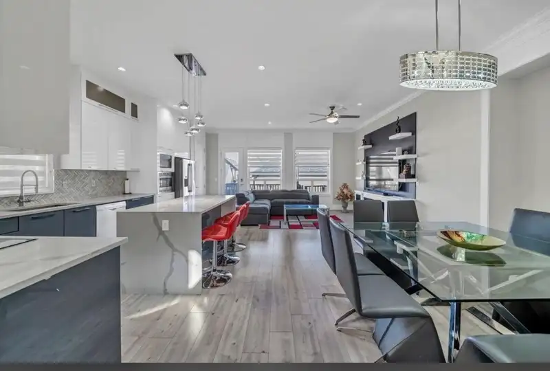 14039 59A AVENUE - photo 3 of 10