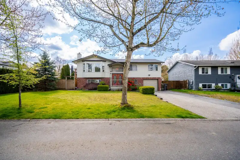 18320 59A AVENUE - photo 3 of 40