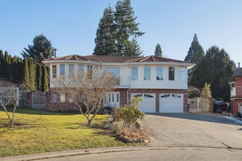 8710 151 STREET - photo 2 of 40