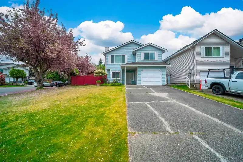 14932 98A AVENUE - photo 1 of 40