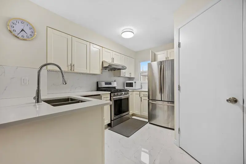 52 7088 LYNNWOOD DRIVE - photo 2 of 20