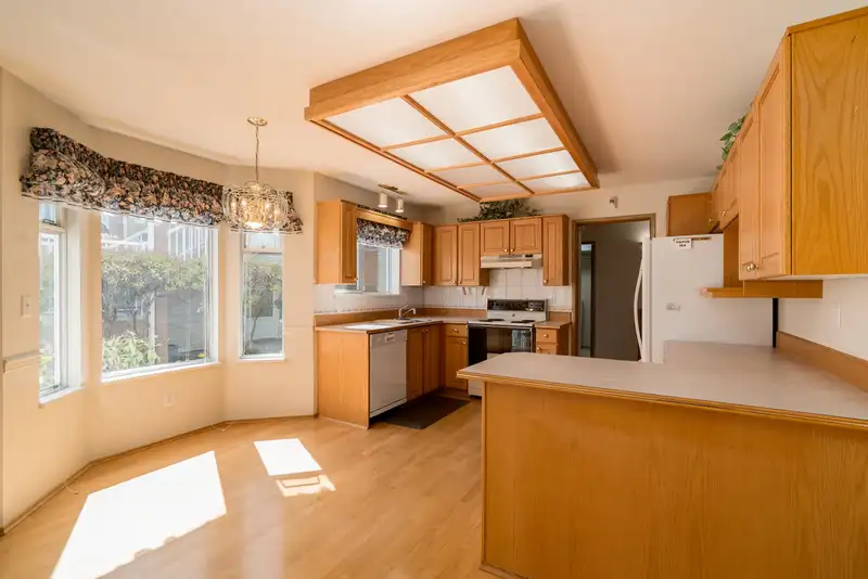 104 6875 121 STREET - photo 3 of 33