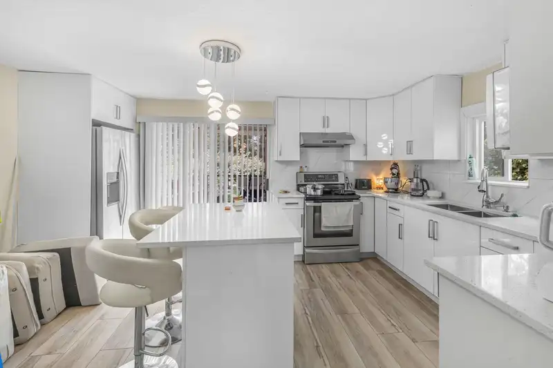 13906 68 AVENUE - photo 4 of 14