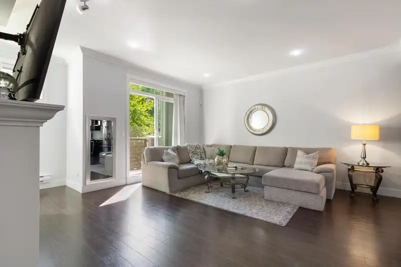 10 14285 64 AVENUE - photo 2 of 31