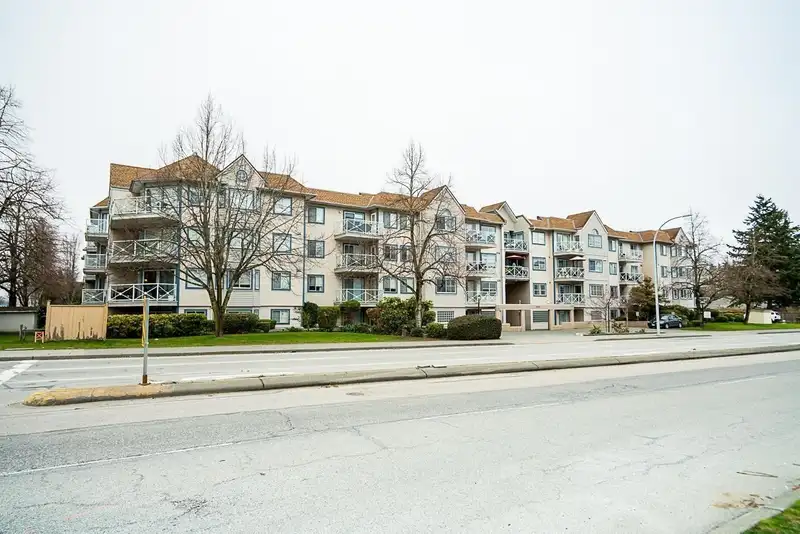 320 12101 80 AVENUE - photo 1 of 11