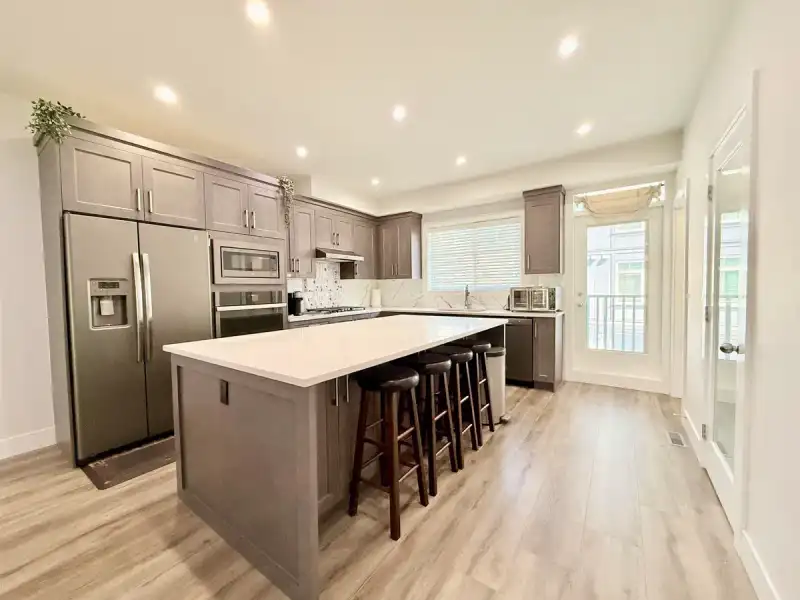 3 19239 70 AVENUE - photo 1 of 16
