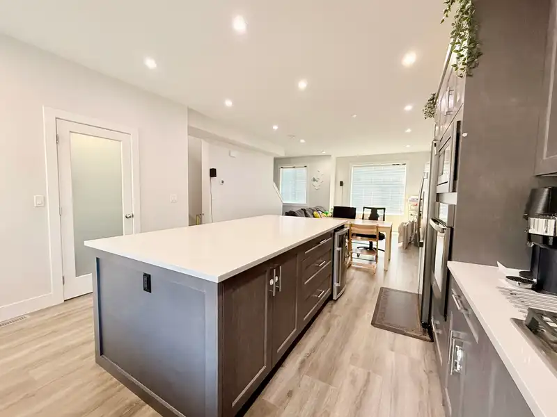 3 19239 70 AVENUE - photo 3 of 16