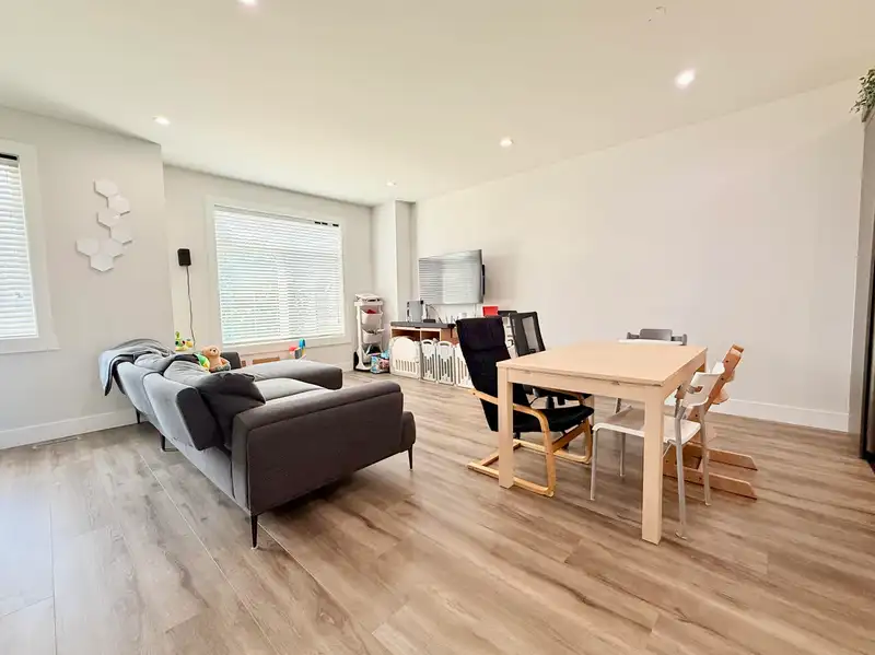 3 19239 70 AVENUE - photo 4 of 16