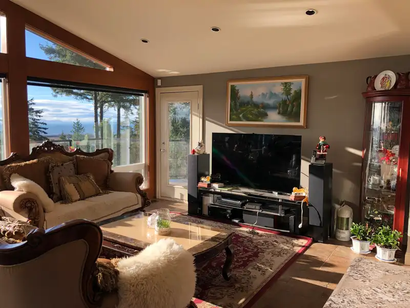13634 56 AVENUE - photo 4 of 10