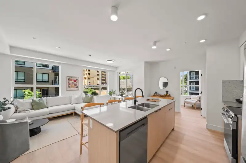 220 13455 94A AVENUE - photo 2 of 13