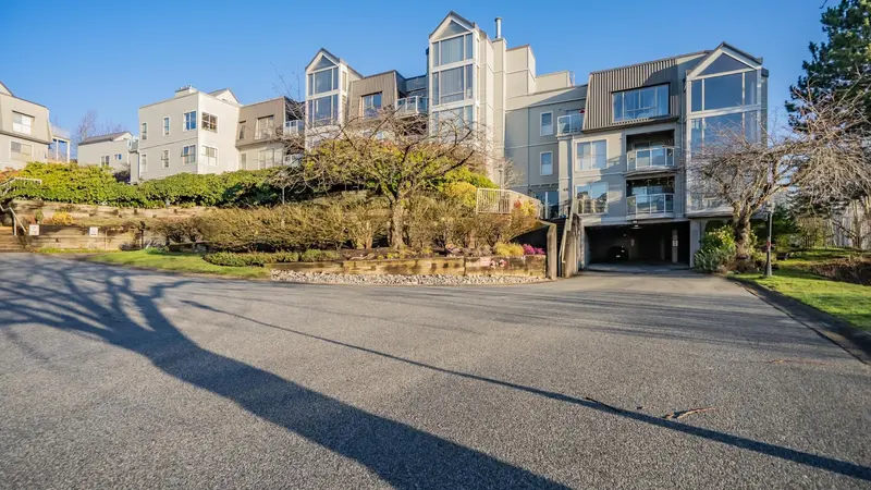 306 48 RICHMOND STREET - photo 1 of 25