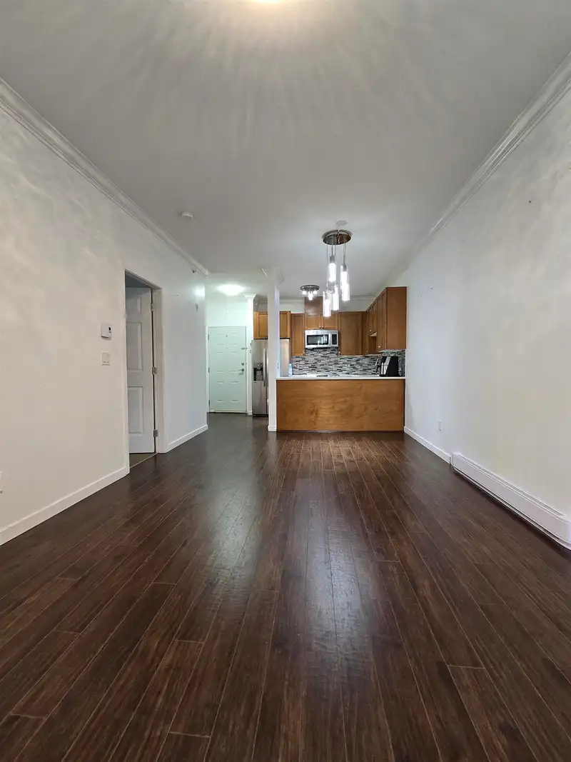 406 13277 108 AVENUE - photo 2 of 10