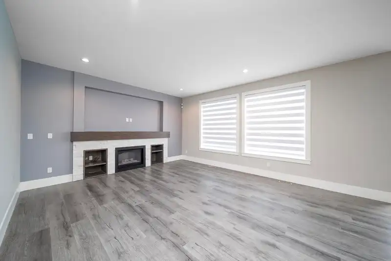 14721 61 AVENUE - photo 3 of 31