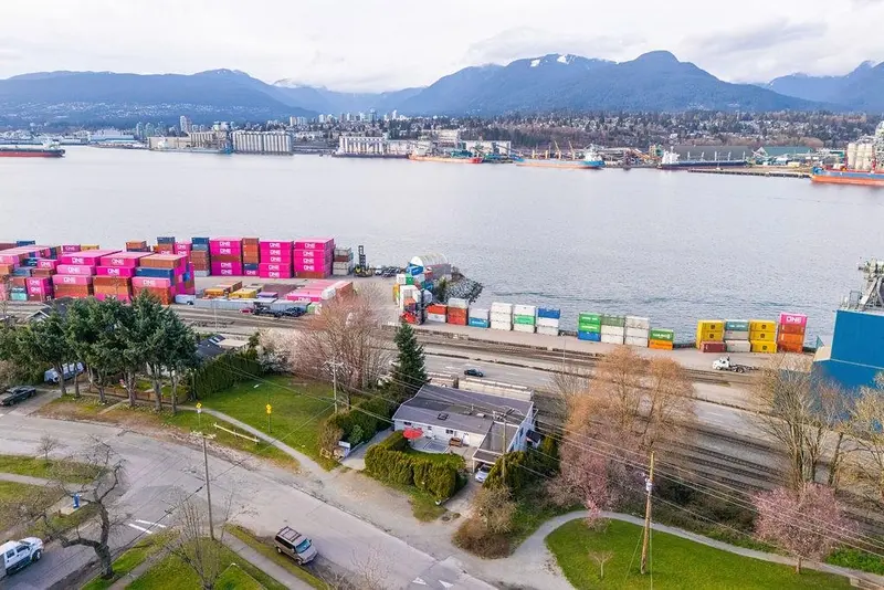 2709 WALL STREET - photo 2 of 25