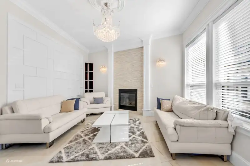 14185 74 AVENUE - photo 4 of 25