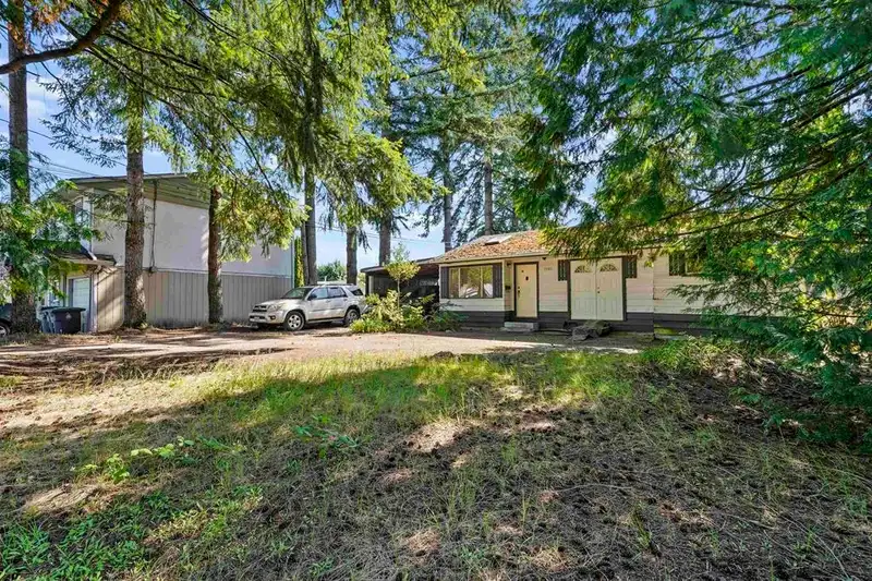 8902 156A STREET - photo 3 of 4