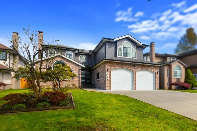 6704 123A STREET - photo 2 of 33
