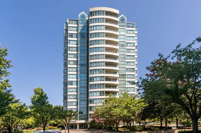 405 15038 101 AVENUE - photo 1 of 40
