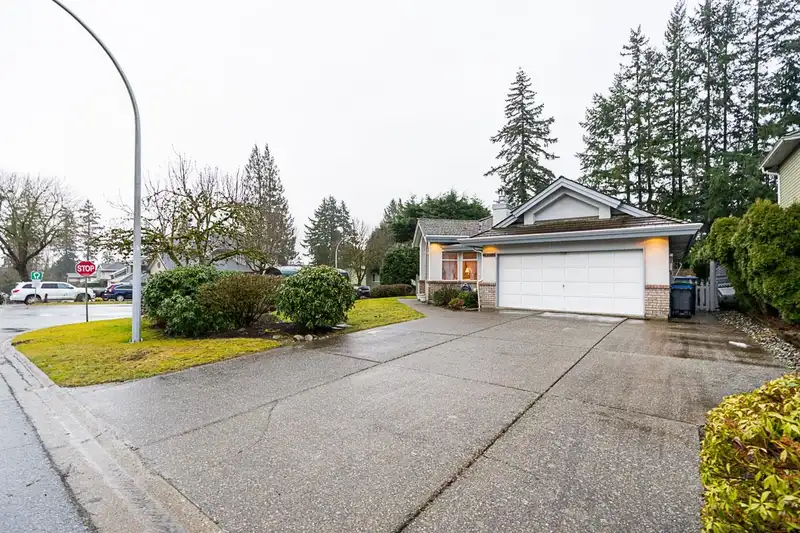 16594 78A AVENUE - photo 2 of 35
