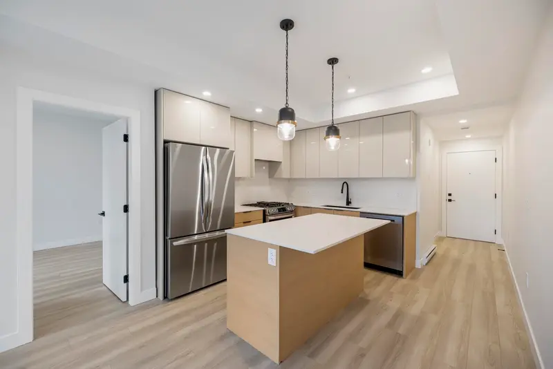 203 15353 17 AVENUE - photo 3 of 22