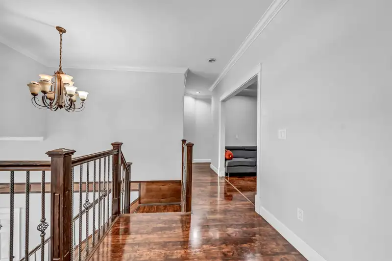 12101 84 AVENUE - photo 4 of 38