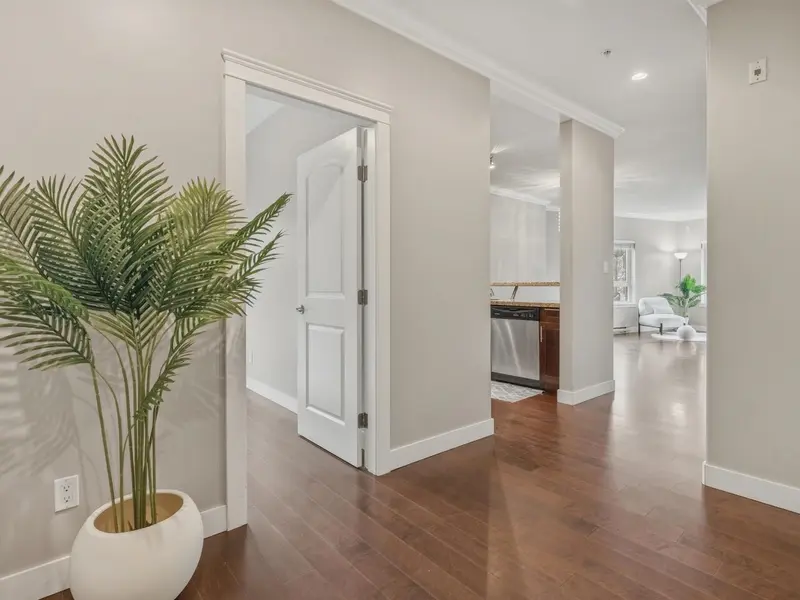 201 2664 KINGSWAY AVENUE - photo 4 of 21