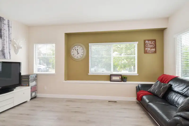 5947 165A STREET - photo 2 of 35
